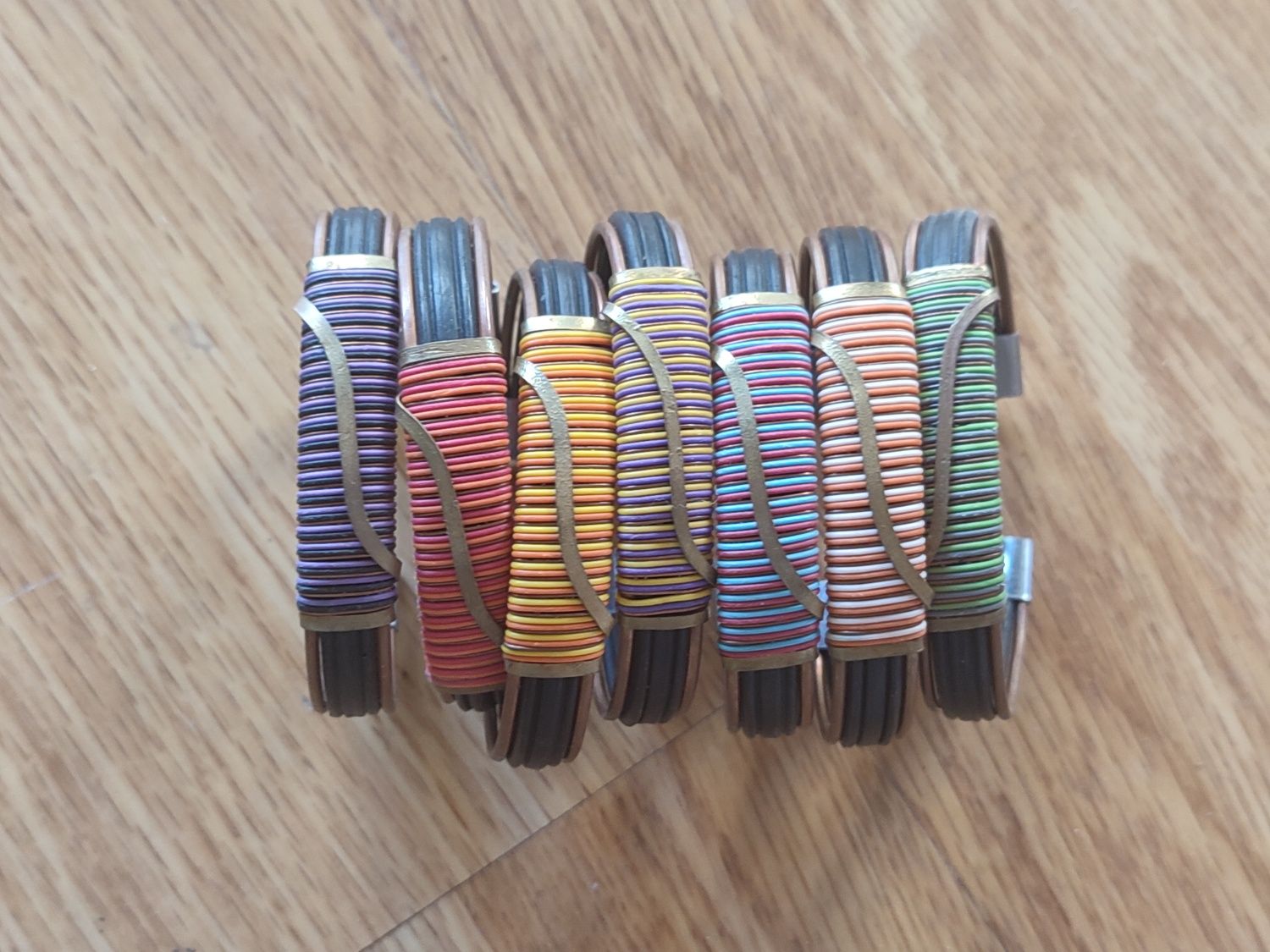 Bratari cu linii colorate din metal