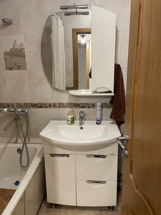 Тумба с раковиной для ванной с зеркалом