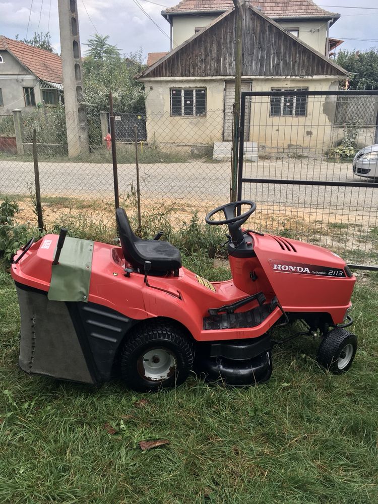 Tractor  tuns iarba (HONDA)