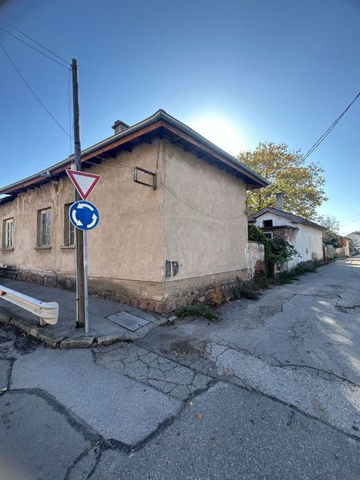 Къща в с. Доброславци - тишина, пространство и бърз достъп до София!