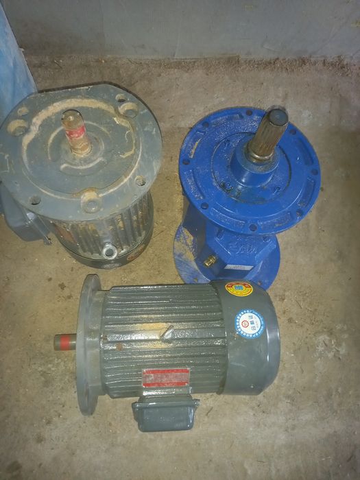 Vând motoare trifazice cu reductor