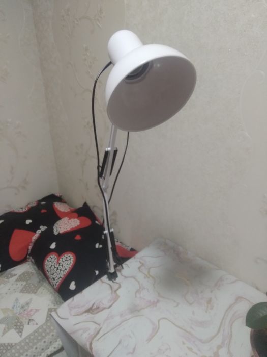 Лампа, прикручиватся к столу