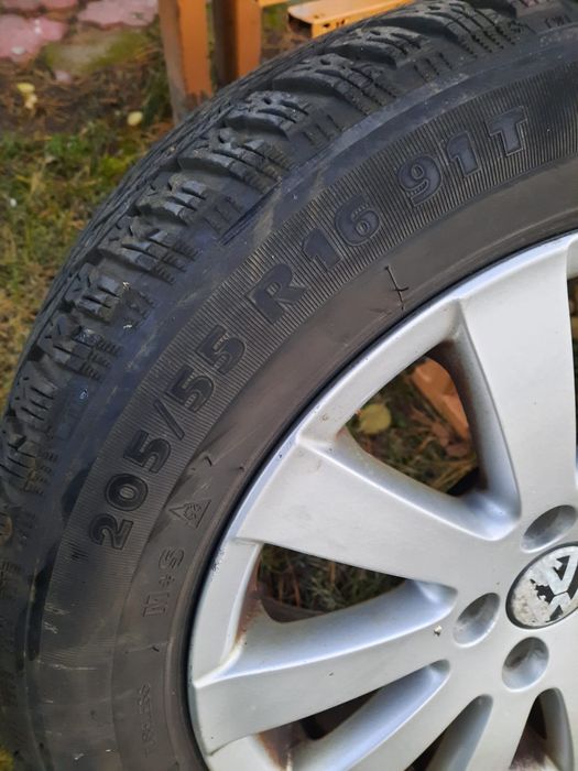 Cauciucuri de iarna 205*55*16 cu jante aluminiu.