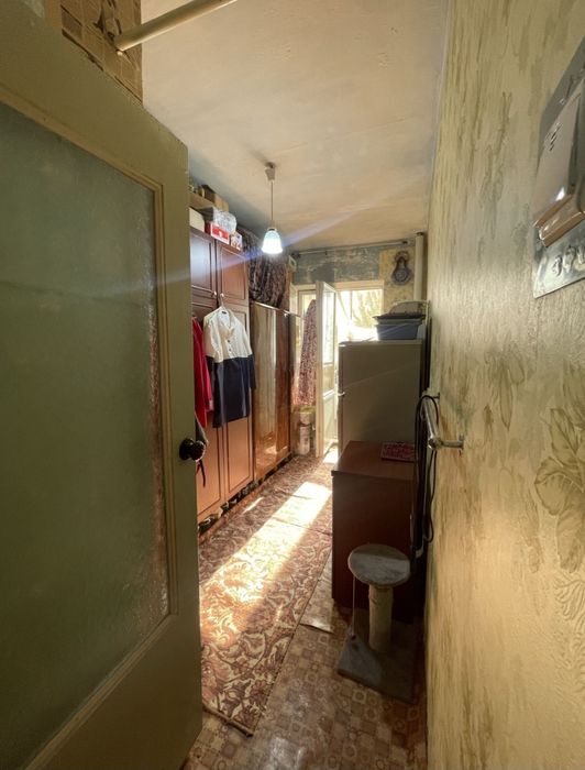 Продается квартира без ремонта.