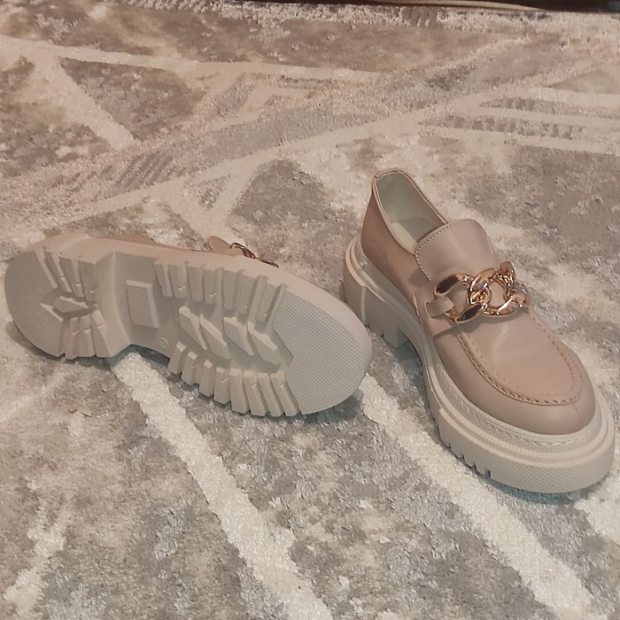 Продам лоферы новые 37 размер