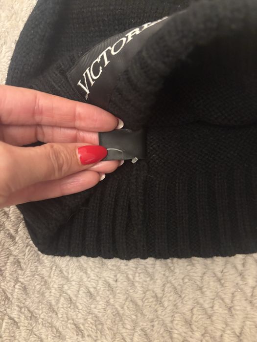 Оригинална дамска шапка Victoria Secret,почти нова