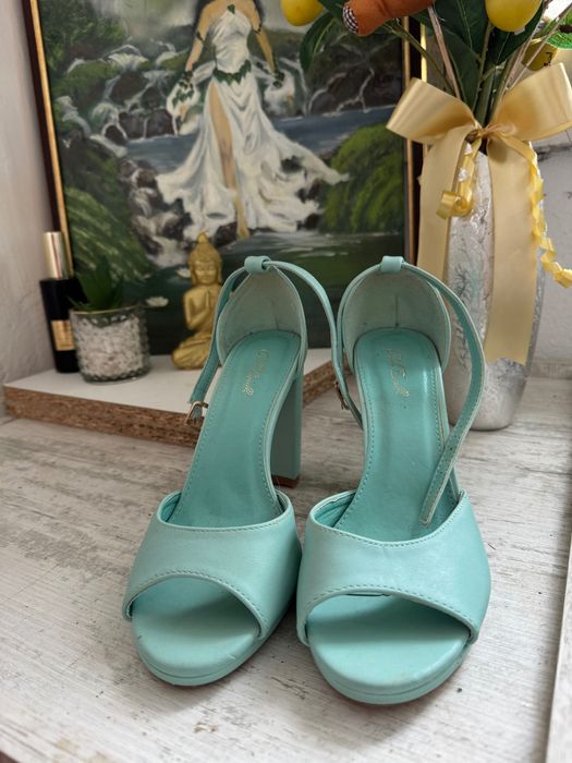 Тюркоазени отворени токчета