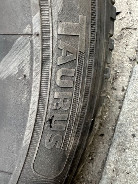 Бусови гуми 225/70/15 -300 лева. 4 броя.
