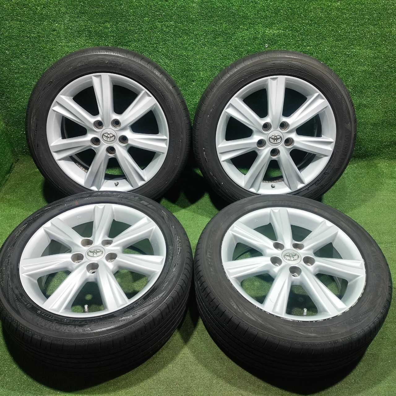 Продам Диск с шинами Yokohama 215/55R17 5/114,3 7J ЦО 60,1 летний