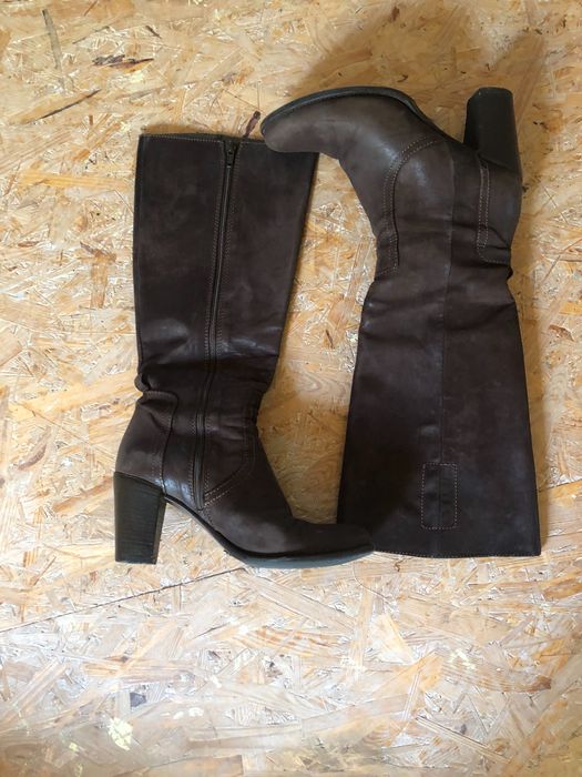 Cizme maro cu toc , piele intoarsa