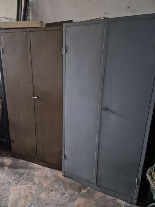 Dulapuri pentru scule si Containere mari mici din metal profesionale.
