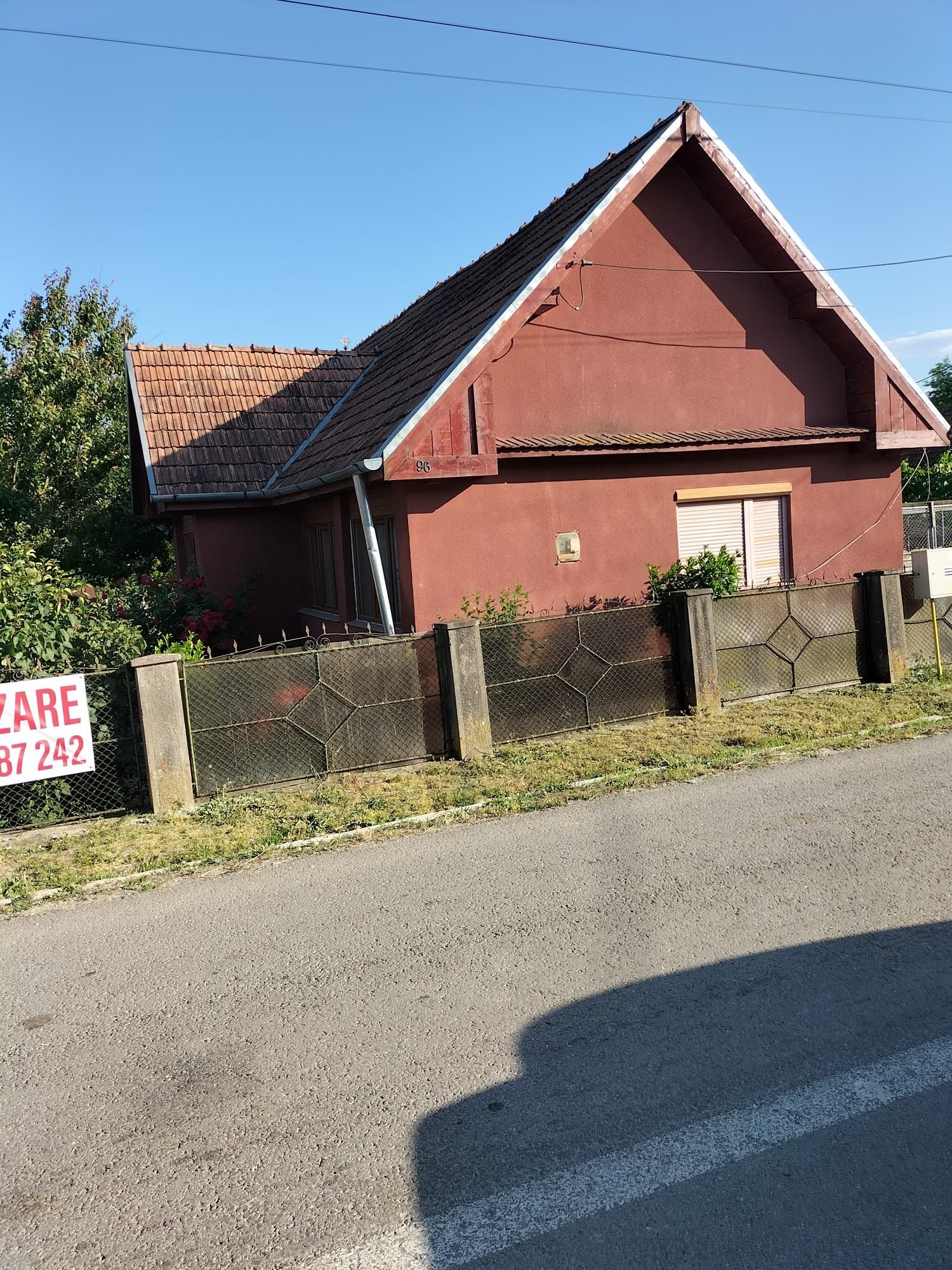 Vând casă cu toate utilitățile și drum asfaltat