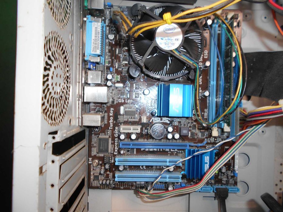 Vand PC complet ,cadou un Leptop Compaq Presario și Router wireless