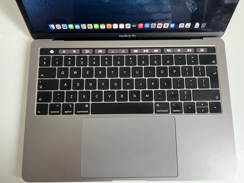 Macbook pro 13 touch bar 2018 121 cicluri incarcare i5 2.3 guad-core