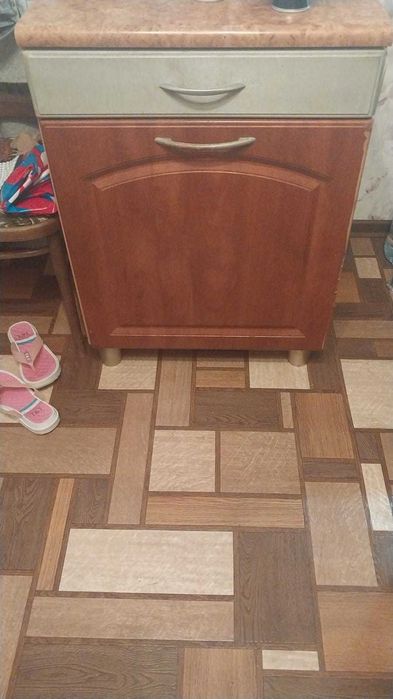 Продается  кух. гарнитур б/у, состоящий из 4 предметов. Торг уместен