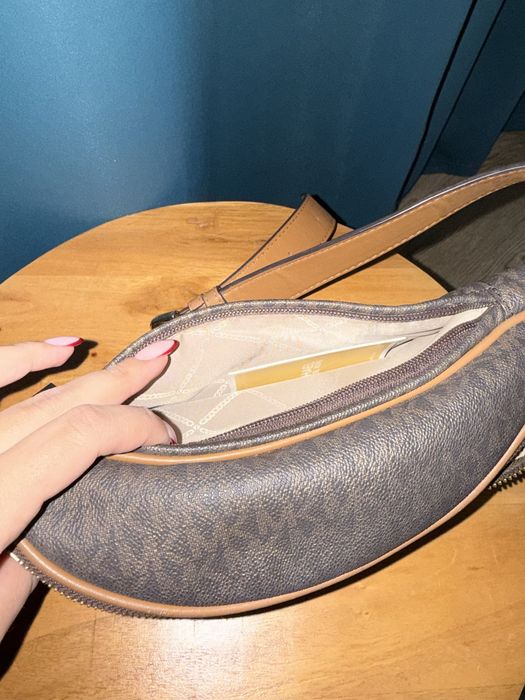 Чанта тип банан Michael Kors