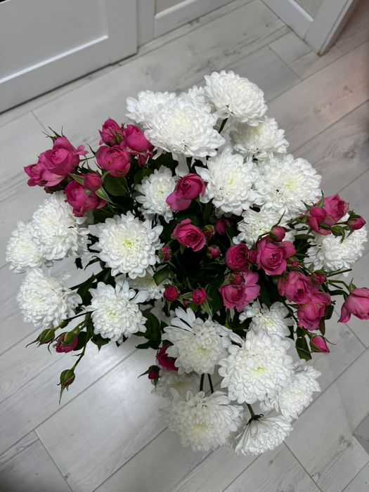 Цветы букет хризантем и мелкие кустовые розы