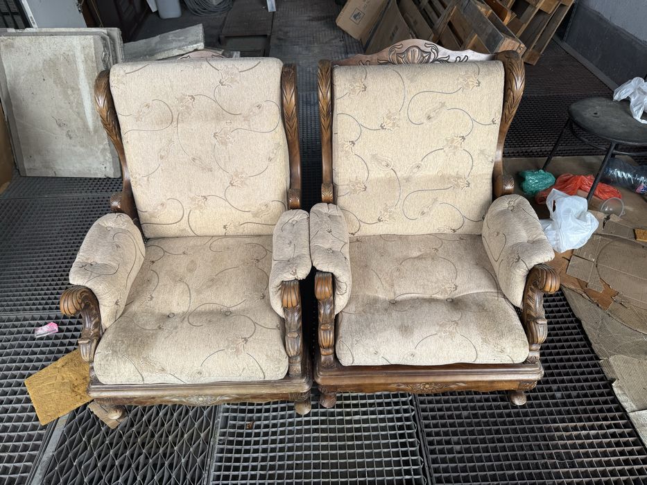 Фотьойл от масивно дърво с орнаменти