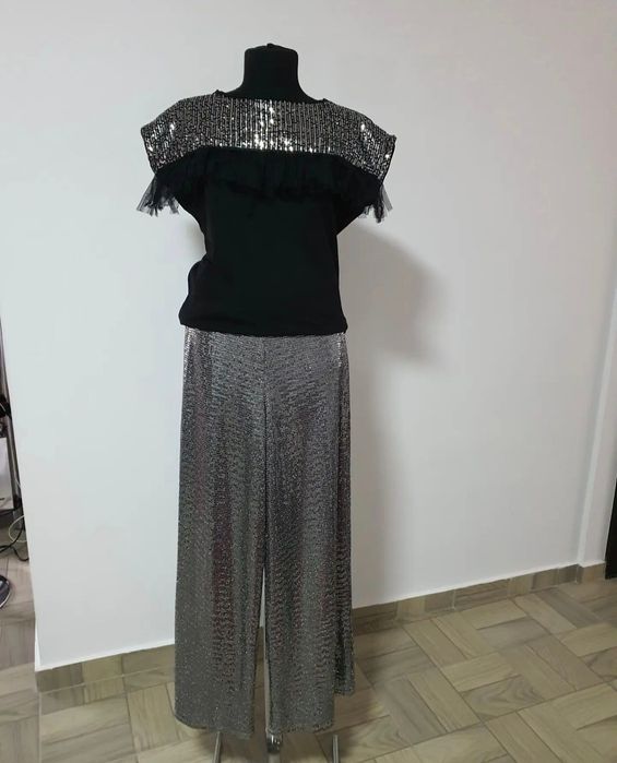 Pantaloni argintii cu paiete, pentru ocazii speciale;