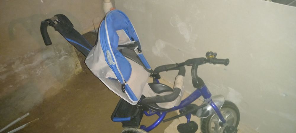 Тремо, вешалка, раковина, трёхколёсный велик и стремянки