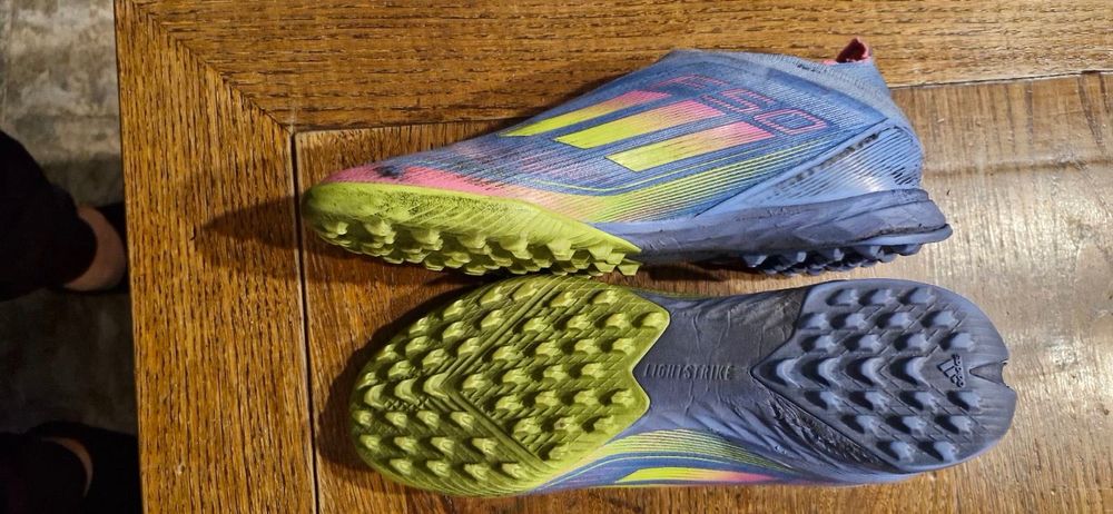 Бутонки и маратонки за футбол