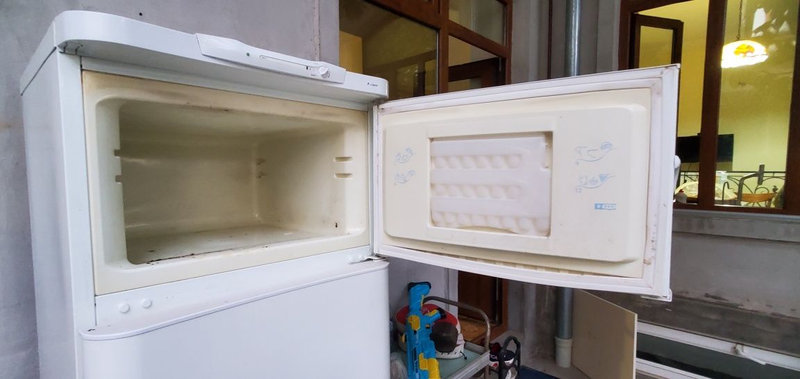 Продаётся Холодильник Indesit