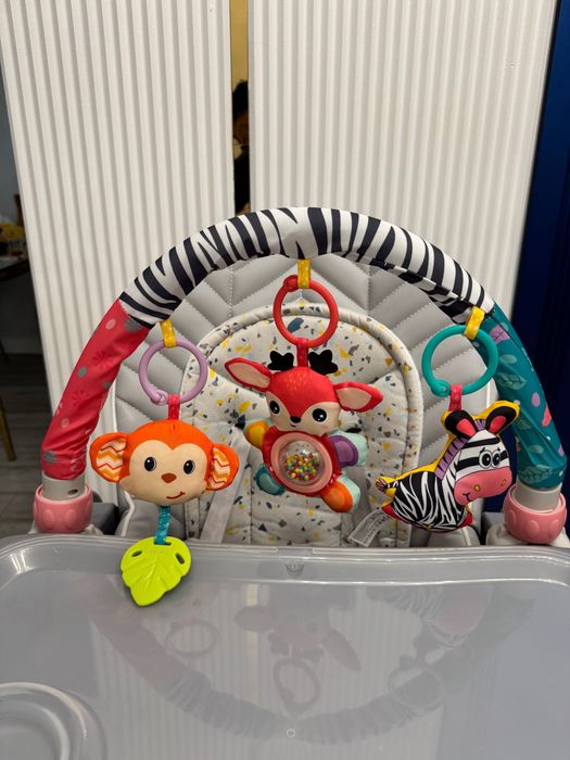 Дуга с игрушками