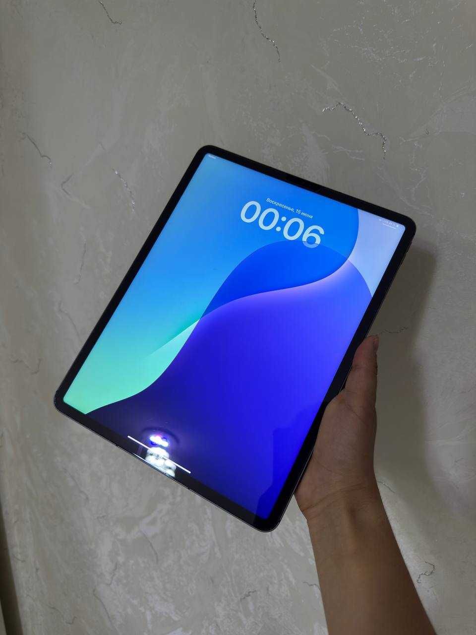 Ipad 12.9 1M 256gb ( Bonus smart case)