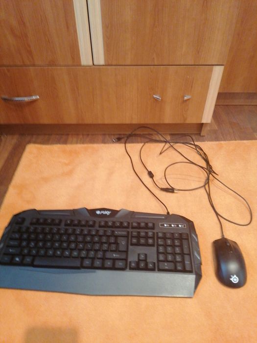 Vand tastatura si mouse de gaming