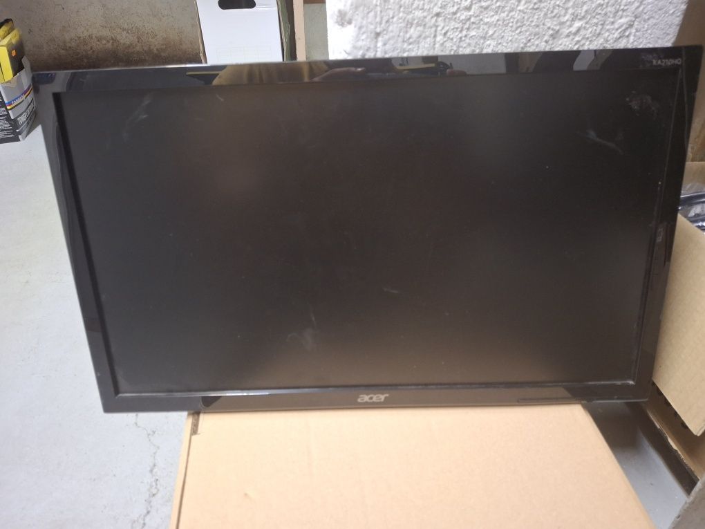 Продавам LCD монитори Acer 21 и 19 инча. Без стойки са.20 бр