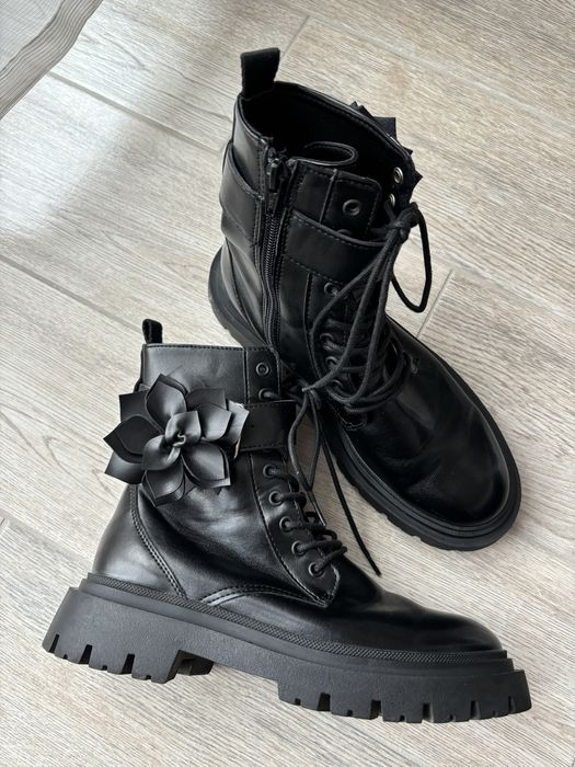 Черни боти с акцент Zara