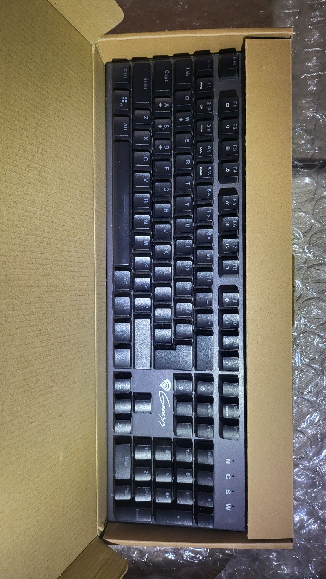 Гейвърска клавиатура Genesis Thor 300 tkl rgb и Genesis Thor 300