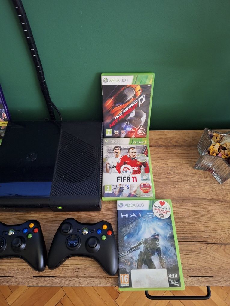 XBox 360 E doua manete + camera + jocuri incluse