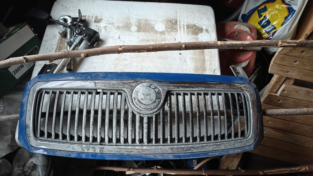 Grila capota Skoda Fabia 1