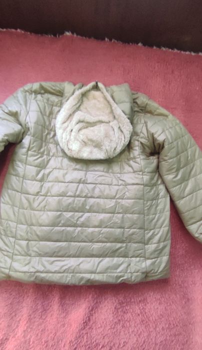 Чисто ново яке с вата и качулка,ГО 120 см, дължина 76 см.
