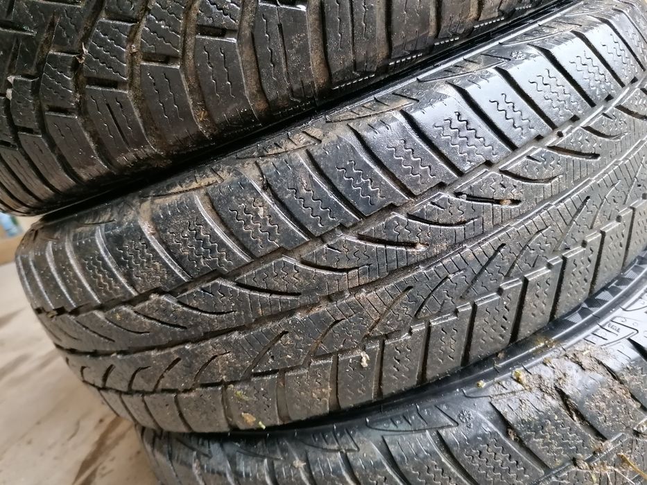 Vând cauciucuri de iarna 165/70R14