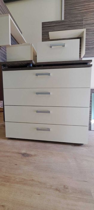 Обзавеждане за спалня - гардероб, скрин, нощни шкафчета и огледало