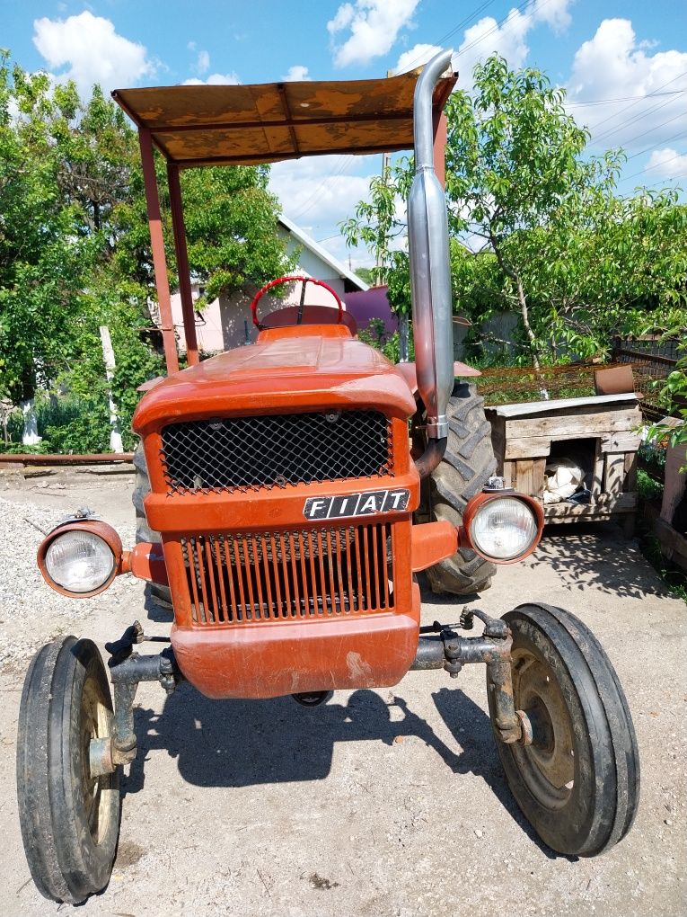 Vând tractor Fiat 300