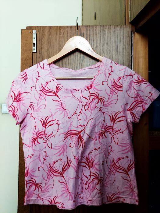 Fuste, bluze și tricouri, diverse modele si marimi.