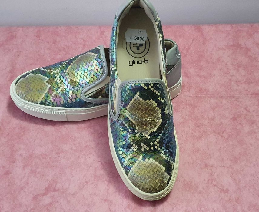 Vând pantofi sport acoperiti cu solzi de pește tălpici noi mărimea 38.