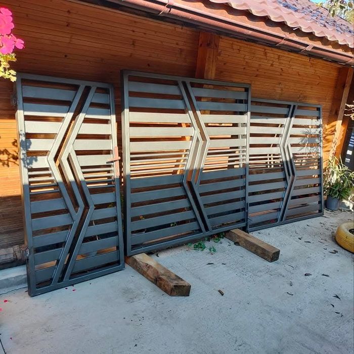 Vând porți metalice