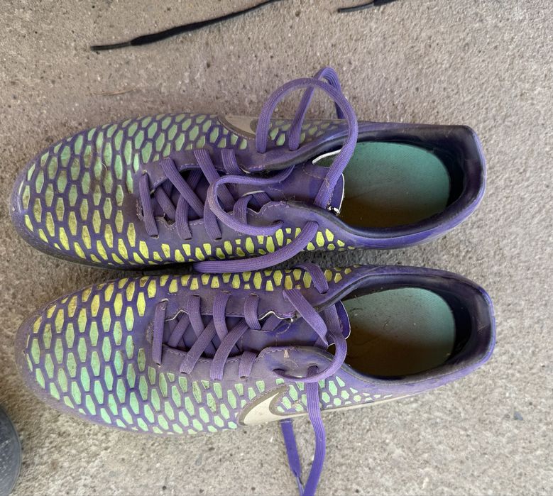 Футболни обувки Nike adidas и кори