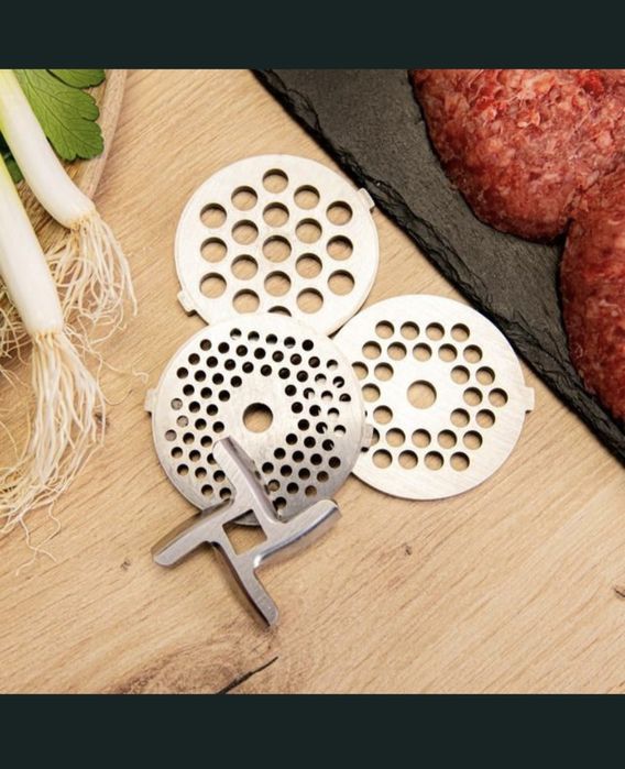 Crusher 1400 1360W електрическа месомелачка, с 1 нож и 3 режещи плочи.