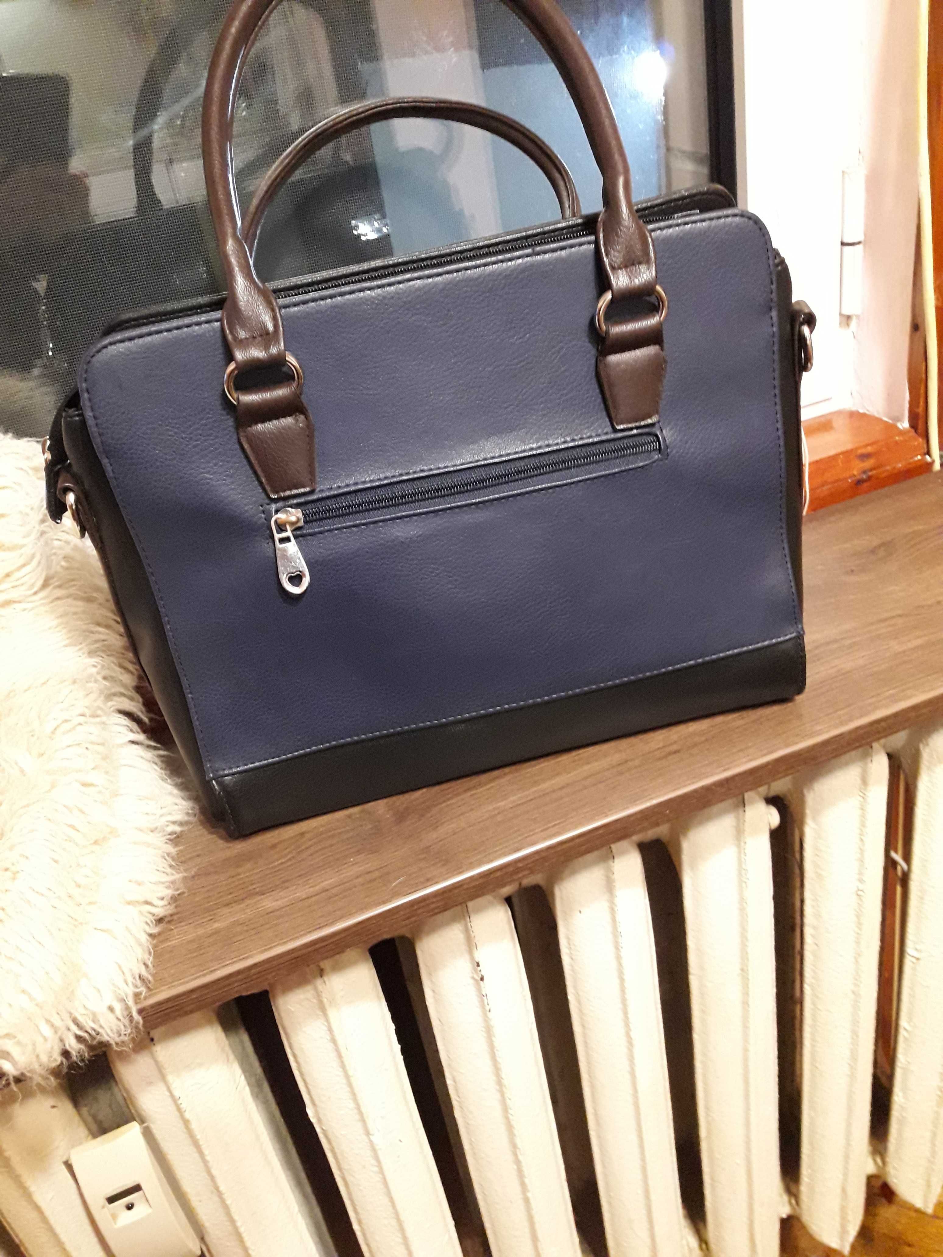 Дамска чанта , среден размер с две прегради с ципове и джобове.