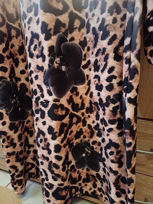 Дамска рокля с черни орхидеи