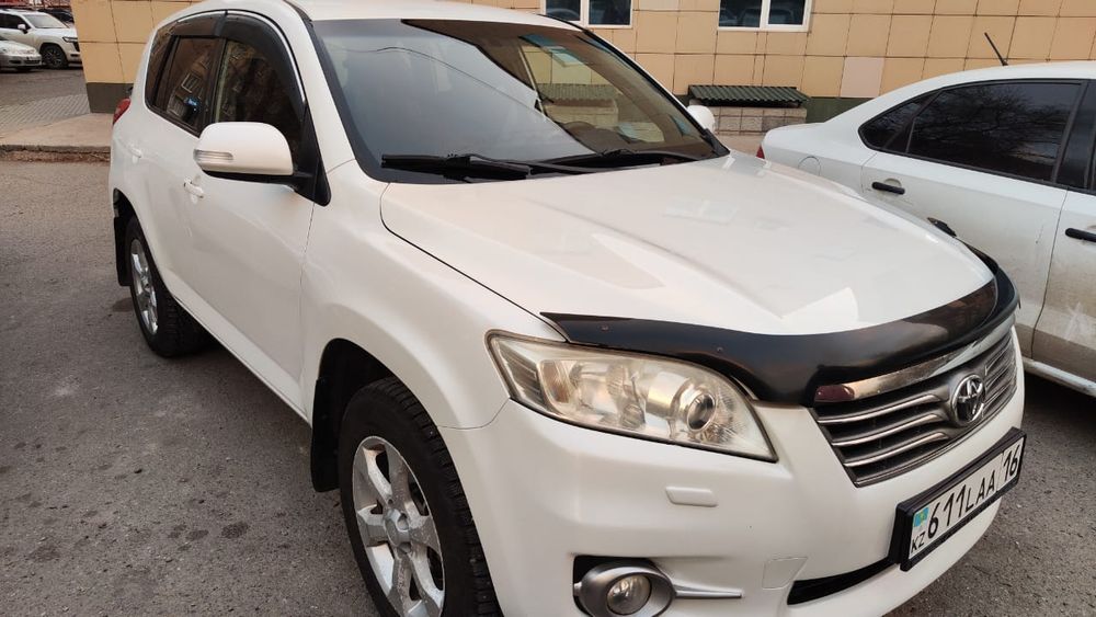 Продам Toyota RAV4 2010 года передний привод