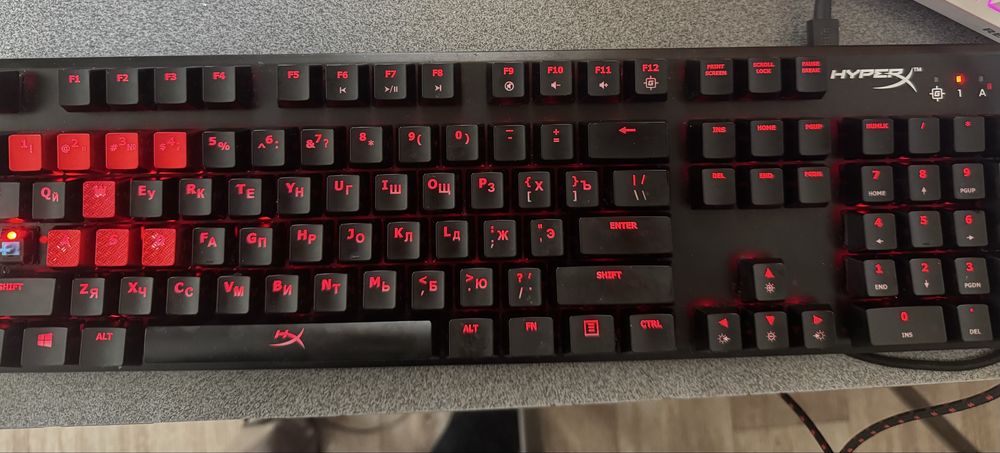 Продается игровой компьютер с клавиатурой и мышкой