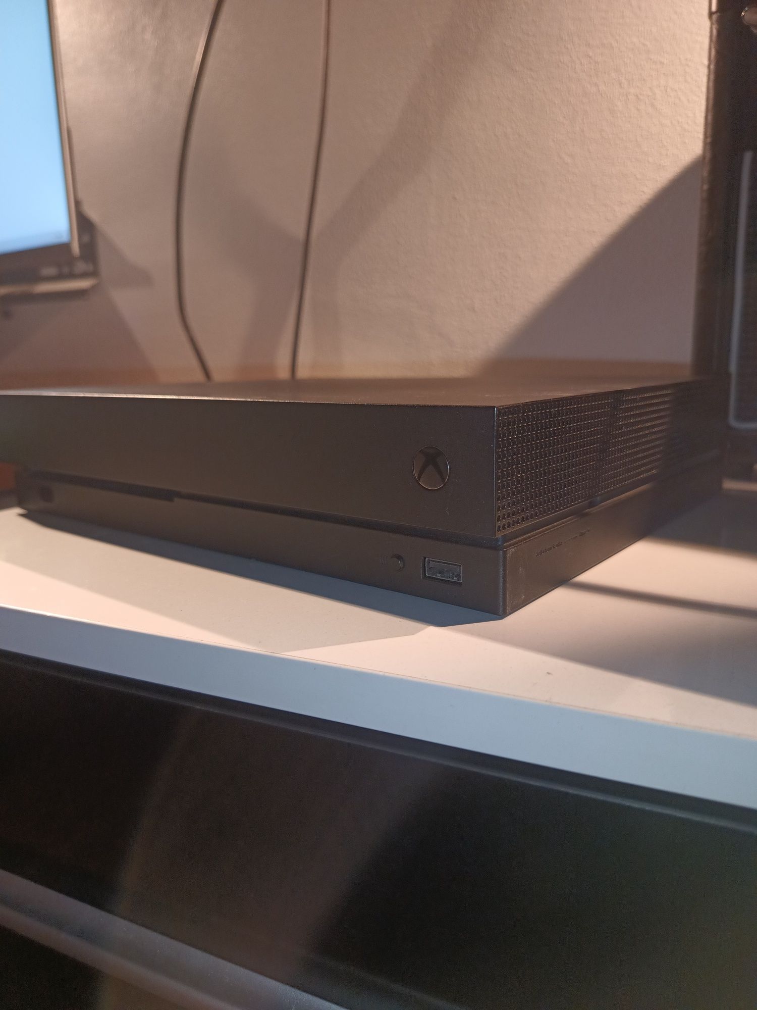 XBOX ONE X 1TB plus controllere plus jocuri