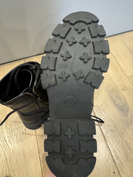 Ghete noi Michael Kors