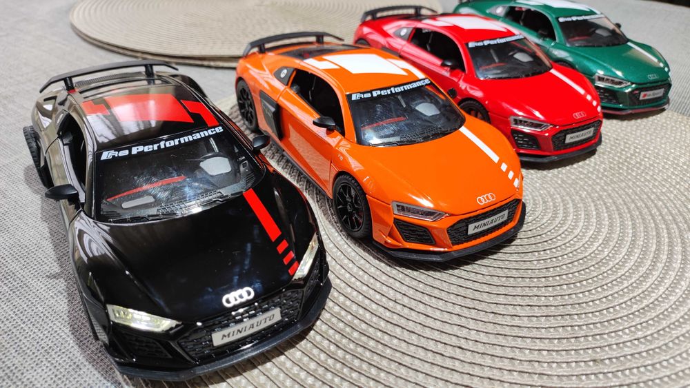 Метални колички Audi R8. Мащаб 1:24.
